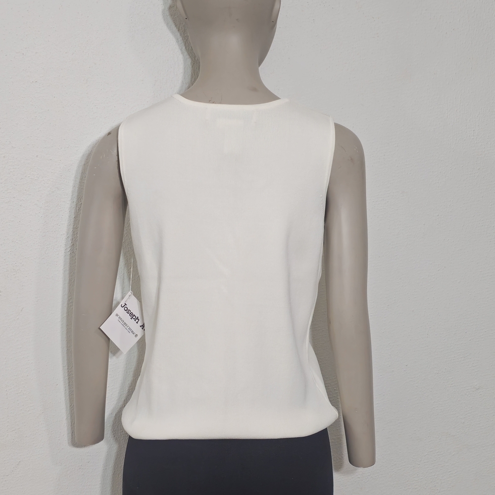 Joseph A. It is a knit garment distinguished by a floral and mirror design. - Picture 2 of 13